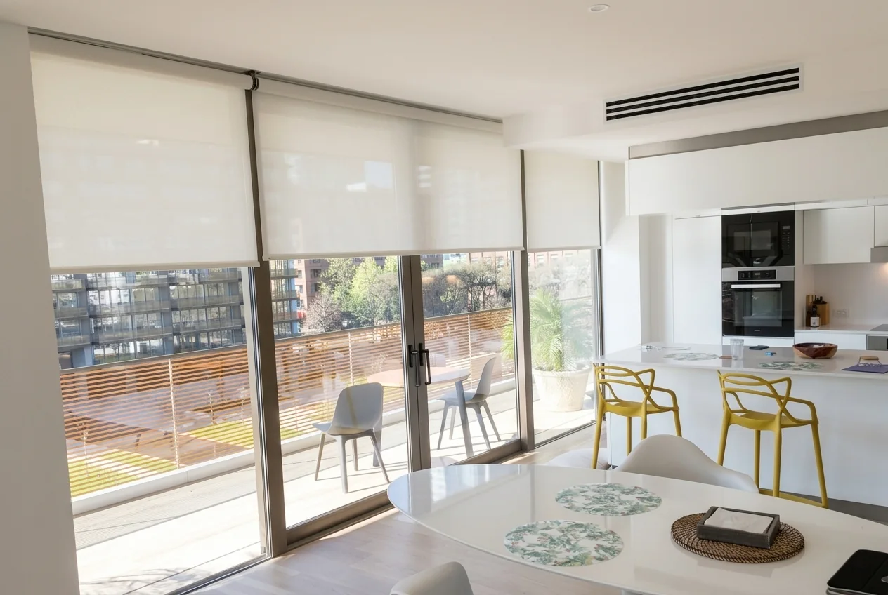 Cortinas roller screen motorizadas en living comedor