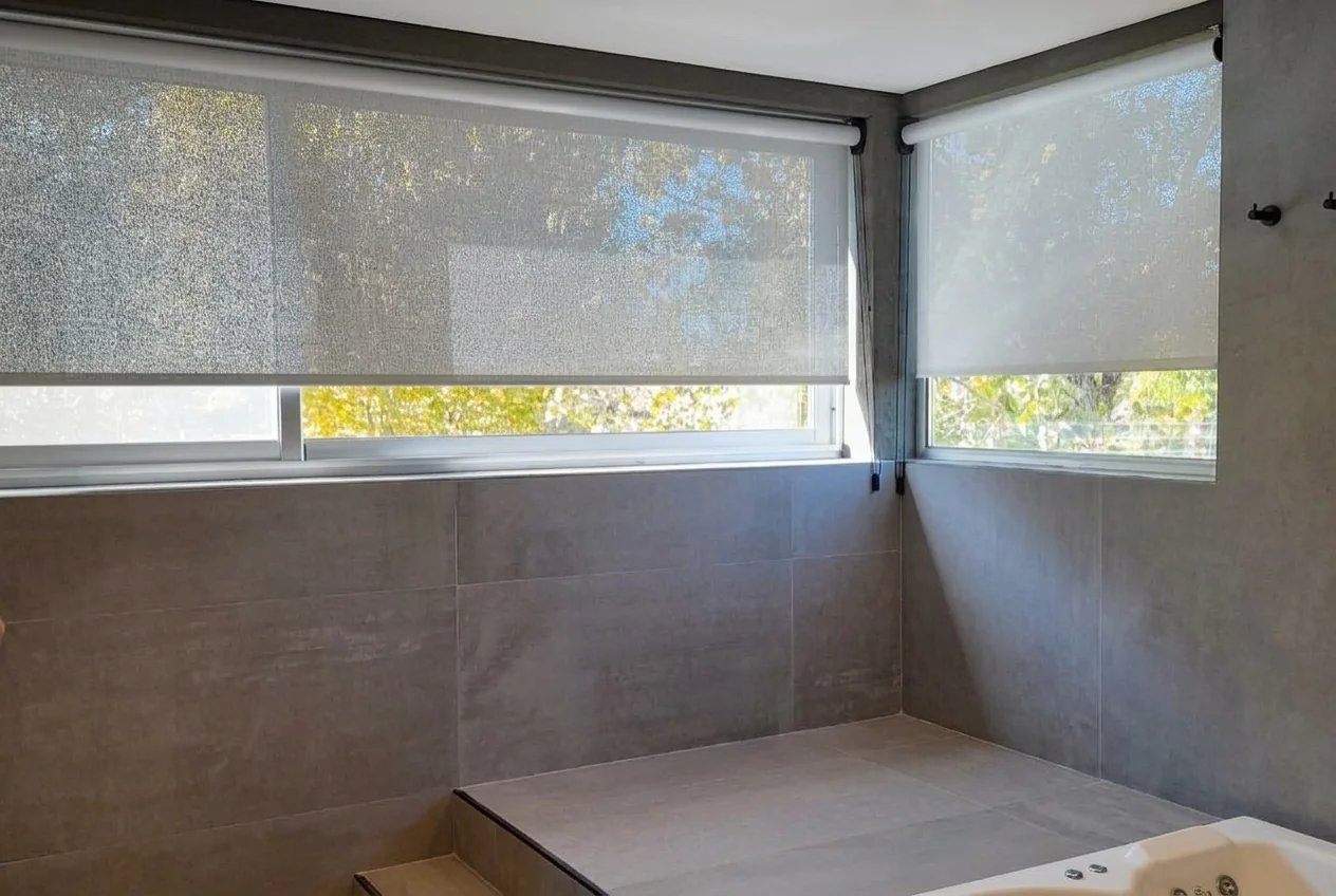 Baño en esquina — roller