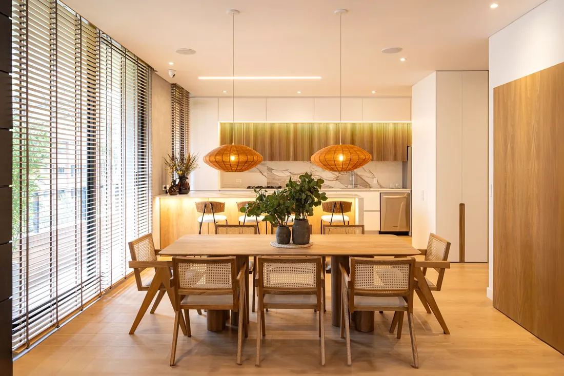 Veneciana de madera en comedor